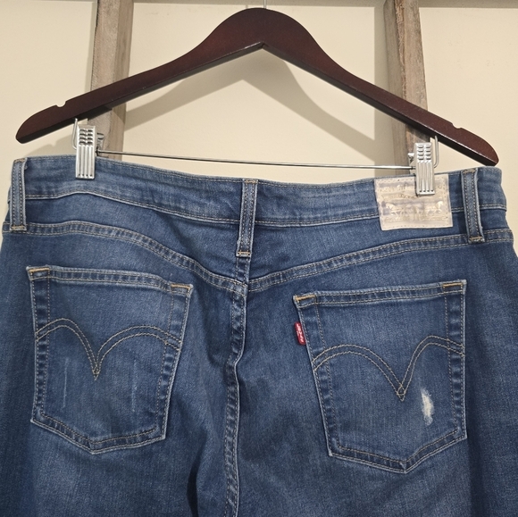 ⭐️40% Off⭐️ Levi's Boyfriend Skinny with Distressed Stitched Patch - Picture 6 of 15